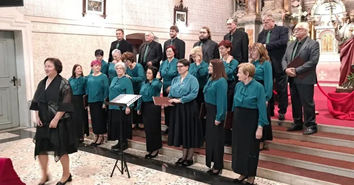 Mješoviti pjevački zbor Kristalfoto: KUU Kristal