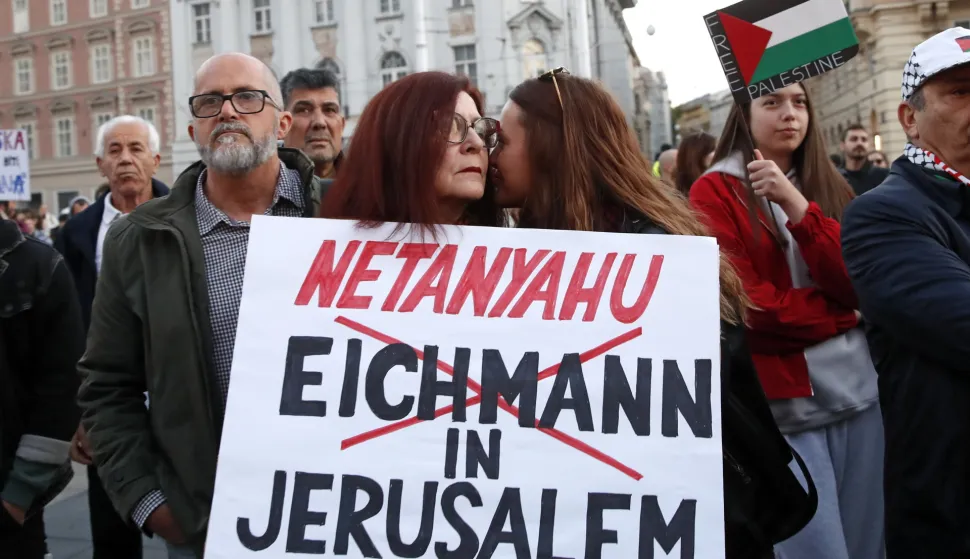 epa12462709 People participate in a rally in solidarity with the Palestinian people in Zagreb, Croatia, 18 October 2025. EPA/ANTONIO BAT