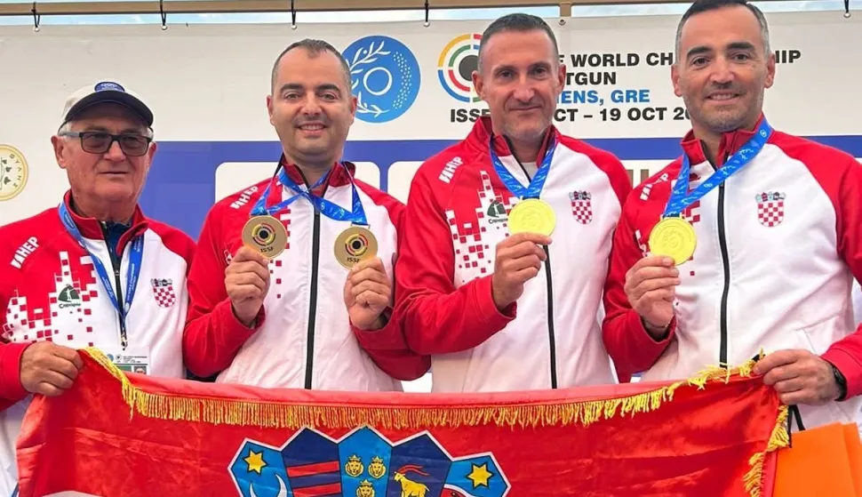 Atena, 17.10.2025. - Hrvatski strijelac Josip Glasnović novi je svjetski prvak u trapu, čime je popunio kolekciju zlatnih medalja na svim velikim natjecanjima i začinio sjajan dan za hrvatsku reprezentaciju na Svjetskom prvenstvu u gađanju letećih meta u Ateni. Pojedinačnom finalu je u jutarnjem dijelu programa prethodila zadnja serija kvalifikacija, u kojoj je Anton Glasnović izjednačio svjetski rekord sa svih 125 pogodaka, a njegov brat Josip je bio drugi sa 124 pogođene mete. Uz braću Glasnović nastupio je i Giovanni Cernogoraz te zauzeo 18. mjesto sa 119 pogodaka. foto HINA/ Hrvatski streljački savez/ ml