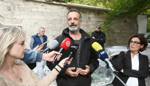 Omiš - 17.10.2025.- Predstavnici Saveza za Poljica, Udruge Volim Omiš, Građanske inicijative Spasimo ušće Cetine te nezavisni građevinski i prometni stručnjaci održali konferenciju za medije povodom najavljenog javnog prosvjeda protiv gradnje promašene brze ceste Dugi Rat – Omiš. Na slici Ivan Barišić. foto HINA/ Mario STRMOTIĆ/ms 