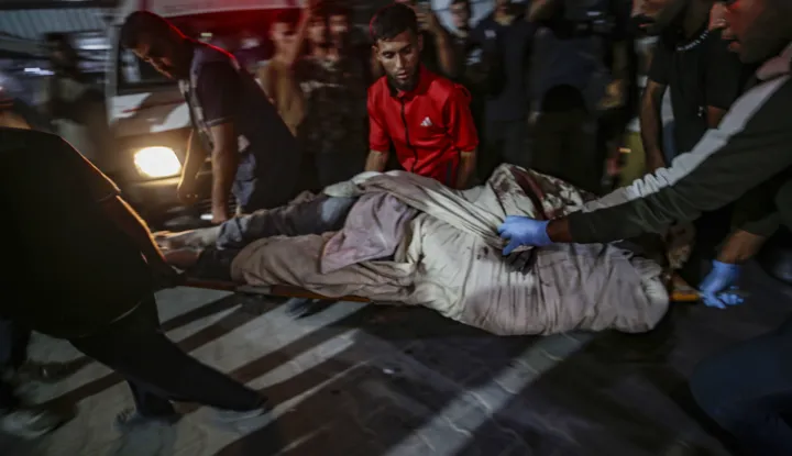 epa12465503 The body of a man is delivered to Al Shifa hospital following an Israeli air strike at Al Andalousia Building in the west of Gaza City, 19 October 2025. According to the Palestinian Ministry of Health in Gaza, at least one Palestinian was killed and several others wounded in the attack. EPA/MOHAMMED SABER