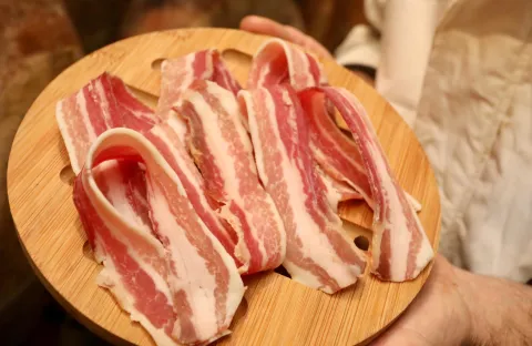 21.02.2021.,Dugopolje- Prsutana Smjeli iz Dugopolja dici se svojim dalmatinskim prsutima osvajacima mnogobrojnih nagrada i zlatnih medalja. Zbog svoje kvalitete potraznja za pancetom i pecenicom je velika jer kvaliteta lako nadje put do kupca kaze direktor Vlade Prancic."nPhoto:Ivo Cagalj/PIXSELL