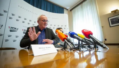 Zagreb, 26.04.2024 - Predsjednik Hrvatskog novinarskog društva Hrvoje Zovko i novinar tjednika "Novosti" i predsjednik Novinarskog vijeća časti HND-a Hrvoje Šimičević održali su konferenciju za novinare na kojoj su, kako navode, govorili o nasrtaju predsjednika Domovinskog pokreta Ivana Penave na tjednik 'Novosti'. Na fotografiji Hrvoje Zovko, Hrvoje Šimicev foto HINA/ Daniel KASAP/ dk