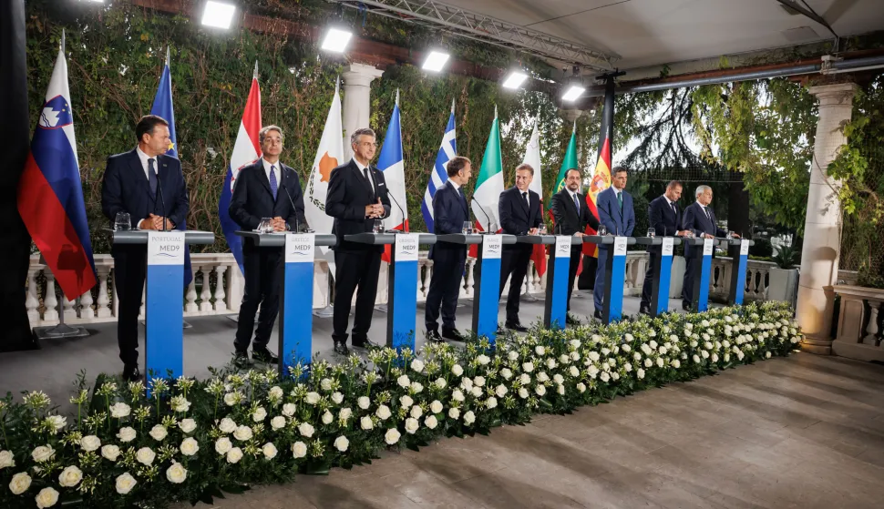 Portorož, 20.10.2025.- Sastanak na vrhu EU Meda, saveza mediteranskih i južnih zemalja EU-a održan je u Kempinski Palace Portorož Hotelu. Na fotografiji konferencija za medije, predsjednik Vlade Portugala Luis Montenegro, predsjednik Vlade Grčke Kyriakos Mitsotakis, predsjednik Vlade RH Andrej Plenković, predsjednik Francuske Emmanuel Macron, predsjednik Vlade Slovenije Robert Golob, predsjednik Cipra Nikos Christodoulides, predsjednik Vlade Španjolske Pedro Sanchez, predsjednik Vlade Malte Robert Abela, ministar vanjskih poslova Italije Antonio Tajani. foto HINA/ STA/ Nebojsa Tejic/ ml