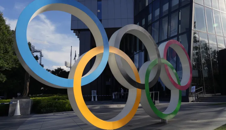 epa10912767 An Olympic Rings monument is seen before the Japanese Olympic Committee building in Tokyo, Japan, 11 October 2023. Sapporo Mayor and JOC President announced their decision to withdraw Sapporo's bid to host the 2030 Winter Olympics, citing fading public support due to a series of bribery scandals surrounding the Tokyo 2020 Games. Sapporo Mayor and JOC President said they are considering bidding for the 2034 or later Winter Games, depending on the economic and political situation. EPA/FRANCK ROBICHON