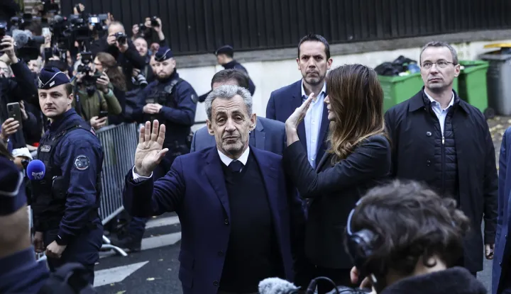 epa12469202 Former French President Nicolas Sarkozy (C) and his wife, Carla Bruni (R), greet people on the day he is due to enter prison during a demonstration to support him in Paris, France, 21 October 2025. Nicolas Sarkozy will serve his five-year sentence at La Sante prison on 21 October after he was sentenced to five years in prison for receiving funds for the 2007 presidential campaign from the regime of late Libyan leader Muammar Gaddafi. EPA/TERESA SUAREZ