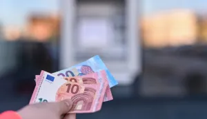 29.12.2022., Zagreb - Podizanje Eura na bankomatima u apoenima od 10 i 20. Photo: Igor Soban/PIXSELL