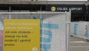 Do aviona kroz upravnu zgradu