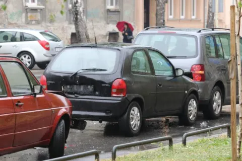 OSIJEK, 15. 05. 2015, VUKOVARSKA ULICA, JUTROS OKO 8 SATI, NA POTEZU IZMEDU, ZAGREBACKE I GUDULICEVE ULICE. PROMETNA NESRECA, KVRCAVICA, LANCANI SUDAR TRI OSOBNA VOZILA. POLICIJA....snimio GOJKO MITIC