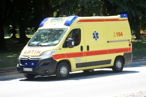 OSIJEK- 29.06.2021., ul. cara Hadrijana, Hitna pomoc, intervencija hitna, vozilo Hitne pomoci, visoke temperature, toplinski udar, vrucine, ilustracija.Foto: Andrea Ilakovac