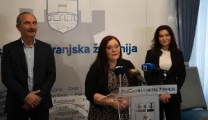 Osijek, 21. 10. 2025., Županica potpisuje ugovor s izvođačem za dogradnju škole u Dardižupanica; Nataša Tramišak; Josip Grubišić; ravnateljica osnovne škole; Nataša Mumlek; načelnik općine; Anto Vukoje; dogradnja škole; darda; osnovna škola