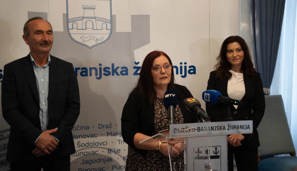 Osijek, 21. 10. 2025., Županica potpisuje ugovor s izvođačem za dogradnju škole u Dardižupanica; Nataša Tramišak; Josip Grubišić; ravnateljica osnovne škole; Nataša Mumlek; načelnik općine; Anto Vukoje; dogradnja škole; darda; osnovna škola