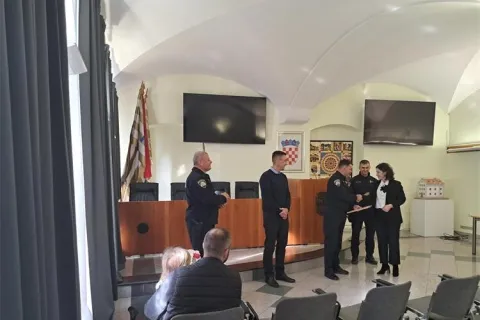 Policijski službenici Policijske uprave vukovarsko-srijemske danas su obilježili 6. Nacionalni dan sigurnosti cestovnog prometa.