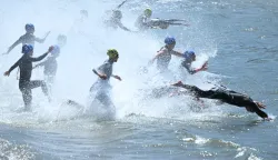 epa12463695 Competitors run into the water during the start of the Elite Women's final at the World Triathlon Championships in Wollongong, Australia, 19 October 2025. EPA/DEAN LEWINS NO ARCHIVING, EDITORIAL USE ONLY AUSTRALIA AND NEW ZEALAND OUT