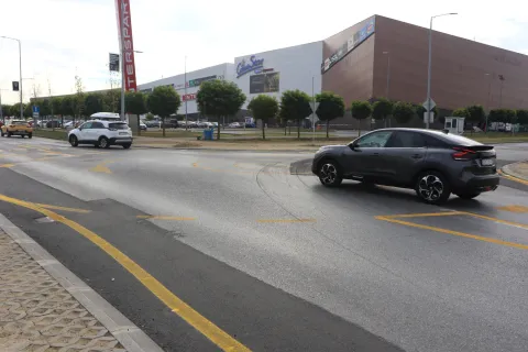 Osijek, 22. 10. 2025, Novi kružni tok na prilazu prema Poranovi, za sada još nacrtani. A vozači ko vozači svako vozi kako hoće ...đabe su majstori farbali i postavljali privremenu horizontalnu i vertikalnu signalizaciju..snimio GOJKO MITIĆ