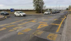 Osijek, 22. 10. 2025, Novi kružni tok na prilazu prema Poranovi, za sada još nacrtani. A vozači ko vozači svako vozi kako hoće ...đabe su majstori farbali i postavljali privremenu horizontalnu i vertikalnu signalizaciju..snimio GOJKO MITIĆ