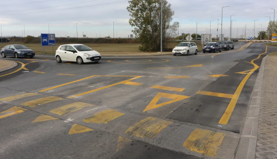 Osijek, 22. 10. 2025, Novi kružni tok na prilazu prema Poranovi, za sada još nacrtani. A vozači ko vozači svako vozi kako hoće ...đabe su majstori farbali i postavljali privremenu horizontalnu i vertikalnu signalizaciju..snimio GOJKO MITIĆ