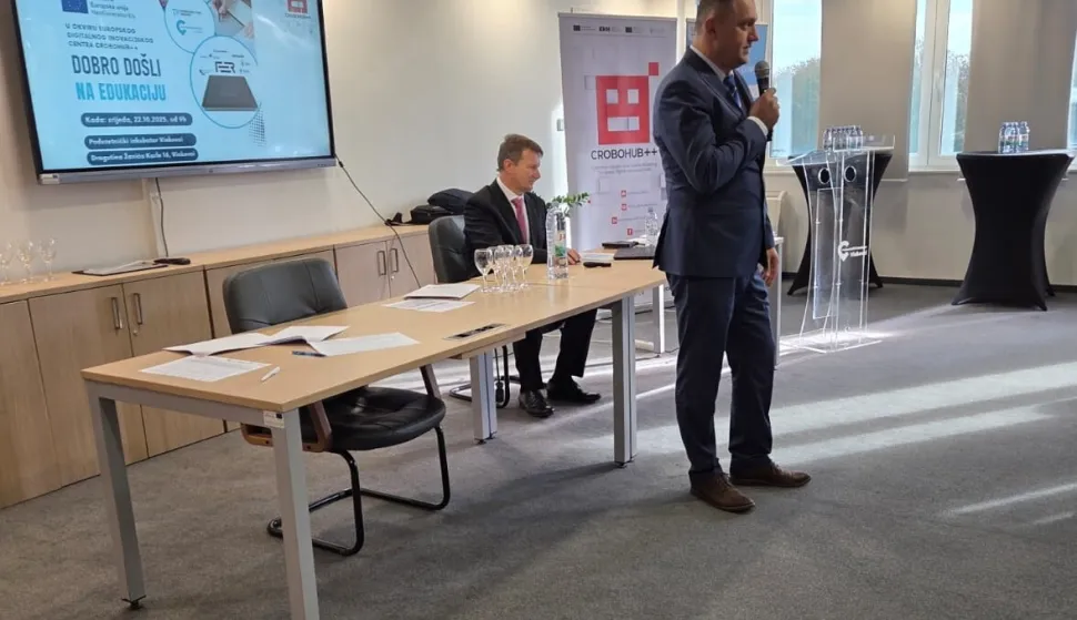 Edukacija o jačanju kompetencija u području digitalizacije poslovanja privatnih tvrtki i javnih institucija