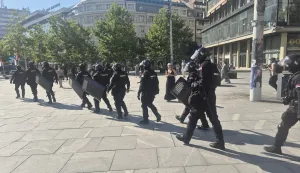 Beograd, 04.07.2025. - Jake policijske snaga spriječavale su u petak blokade na koje su pozvali studenti u Beogradu, Novom Sadu i Nišu, a privedeno je ili uhićeno više osoba, dok su tužiteljstva i sudovi pojačali dežurstva kako bi privedene žurno procesuirali zbog prekršaja ili kaznenih djela. foto HINA/ FoNet/ Dejan JEREMIĆ/ tm