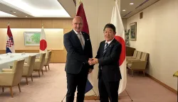 ZAGREB, 22. listopada 2025. (Hina) - Ministar vanjskih i europskih poslova Gordan Grlić Radman u srijedu je na konferenciji o razminiranju Ukrajine u Tokiju potvrdio predanost Hrvatske humanitarnom razminiranju i dijeljenju više od tri desetljeća iskustva kao temelju za siguran i održiv oporavak te zemlje, priopćio je MVEP.