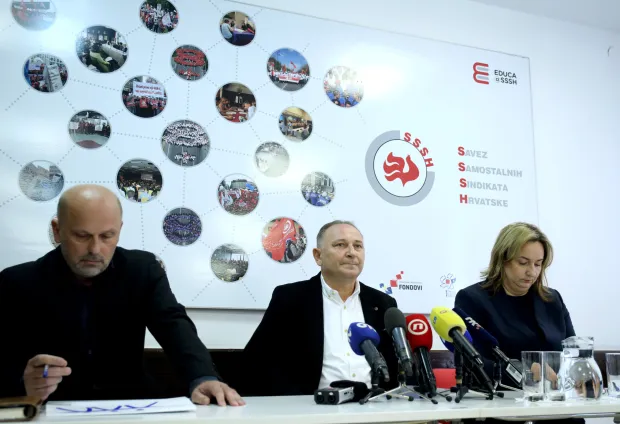 Zagreb, 22.10.2025 - Mladen Novosel, predsjednik Saveza samostalnih sindikata Hrvatske (SSSH), Dražen Jović, predsjednik Nezavisnih hrvatskih sindikata (NHS) i Sanja Šprem, predsjednica Matice hrvatskih sindikata (MHS) održali su konferenciju za medije s temom "Zakonska minimalna plaća za 2026. godinu treba biti minimalno 1130 eura bruto". foto HINA/ Daniel KASAP/ dk