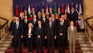 epa12472822 British Prime Minister Keir Starmer (C) and attendees stand for the family photo at the?Berlin?Process?Summit for the Western Balkans in London, Britain, 22 October 2025. The meeting is intended to boost cooperation between the UK and Balkans countries which are known to be used as a transit route for people-smugglers. EPA/BETTY LAURA ZAPATA/POOL
