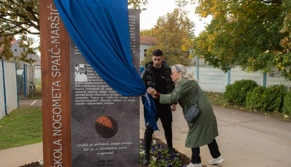 Članovi obitelji otkrili spomen-obilježjefoto: Foto-video Focus