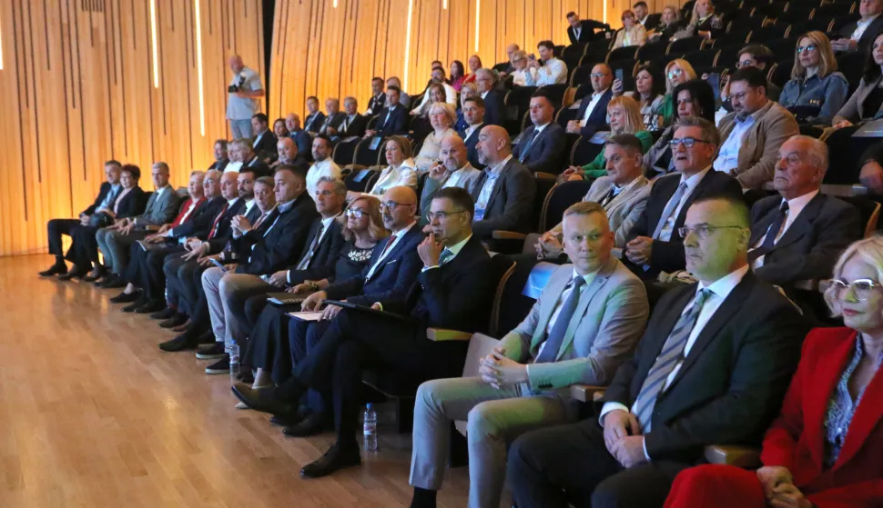 Osijek, 24. 10. 2025, KD Franjo Krežma, Kongres oralne kirurgije i MFK, otvorenje.snimio GOJKO MITIĆ