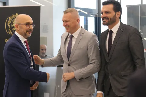 Osijek, 24. 10. 2025, KD Franjo Krežma, Kongres oralne kirurgije i MFK, otvorenje. Vlatko Kopić, Tihomir Florijančić i Dragan Vulin.snimio GOJKO MITIĆ