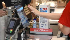 RIJEKA,24.07. 2025. RIJEKAKANTRIDA OTVARANJE NOVI MARKET TOMMY ILUSTRACIJA TRGOVINA POTROSACKA KOSARICA KUPAC KUPCI MALOPRODAJA CIJENA CIJENE PREHRANA KUPOVINA POSKUPLJENJE HRANA TRGOVACKI LANAC PDV POREZ KUCNE POTREPSTINE...AKCIJA SNIZENJE...NA FOTO: KASA BLAGAJNA BLAGAJNICASNIMIO SERGEJ DRECHSLER