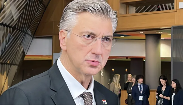 Bruxelles, 23.10.2025.- Sljede?e godine u Hrvatskoj ?e se odr?ati tri velika sastanka na vrhu - Europske pu?ke stranke, EU MED 9 i Inicijative tri mora, izjavio je hrvatski premijer Andrej Plenkovi? prije po?etka samita dr?ava ?lanica EU-a. foto HINA/ Slavko VUKADIN/ ua