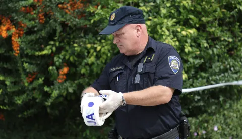 Tenja, 03. 09. 2025., Ulica Matije Vlačića 80, ubojstvo, policija, očevid, policijska traka; ograđivanje; mjesto zločinaSNIMIO BRUNO JOBST
