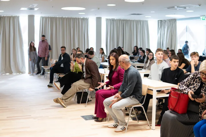 Osijek, 23. 10. 2025., Otvaranje centra izvrsnosti za povijest, I. Gimnazija Osijekgimnazija; centar izvrsnosti; povijest; učenici; učiteljica