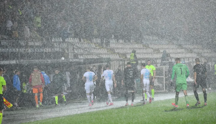 Rijeka, 23.10.2025. - Utakmica 2. kola nogometne Konferencijske lige Rijeka - Sparta Prag. Utakmica je prekinuta u 13. minuti zbog obilne kiše. foto HINA/ Miljenko KLEPAC/ mk