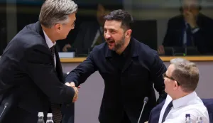epa12474950 Ukrainian President Volodymyr Zelensky (C) is welcomed by Croatia's Prime Minister Andrej Plenkovic (L) at the Euro Summit in Brussels, Belgium, 23 October 2025. EU leaders convene in Brussels to discuss the situation Ukraine, European defence, developments in the Middle East, competitiveness, housing and migration. EPA/Yves Herman/POOL