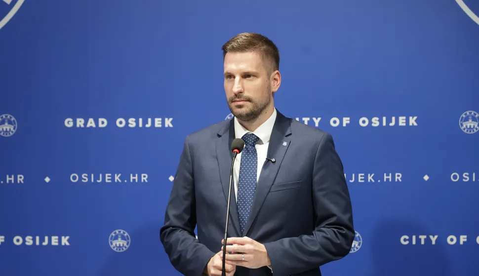 Osijek, 01. 10. 2025., Kuhačeva 9, radni sastanak, press konferencija, konferencija za medije, Ivan RadićSNIMIO BRUNO JOBST