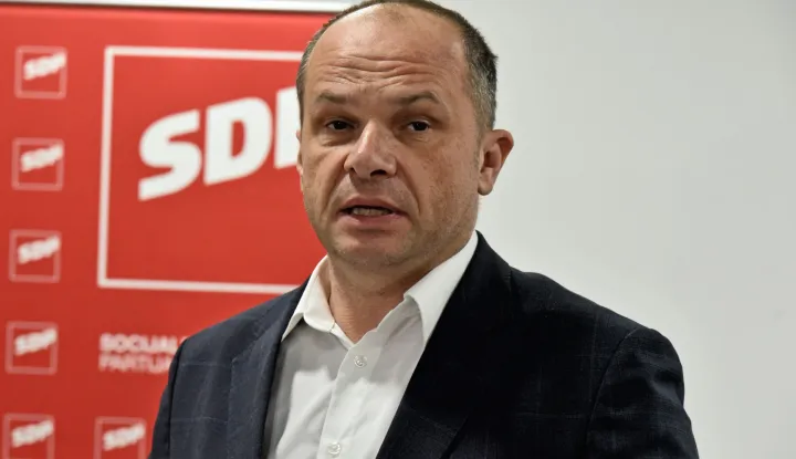 Novi Mikanovci, 01.03.2025. - SDP predstavio kandidata za župana Vukovarsko-srijemske županije Stjepana Gašparovića, zajedničkog kandidata koalicije SDP - HSS, na konferenciji za medije u Domu kulture. Sudjelovali su Siniša Hajdaš Dončić, predsjednik SDP-a, Mario Milinković, predsjednik SDP-a Vukovarsko-srijemske županije i načelnik općine Stari Mikanovci, Boris Piližota, saborski zastupnik i potpredsjednik SDP-a Grada Osijeka, Martina Vlašić Iljkić, potpredsjednica SDP-a Požeško-slavonske županije, Ivana Ribarić Majanović, potpredsjednica Glavnog odbora SDP-a Hrvatske i Sanja Bježančević, predsjednica SDP-a Osječko-baranjske županije. Na fotografiji Siniša Hajdaš Dončić.foto HINA/ Gordan PANIĆ/ gp