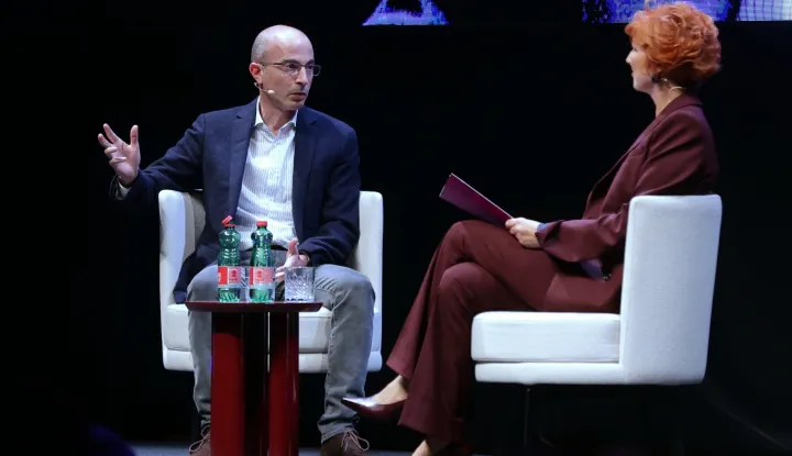 Zagreb.23.10.2025.- Izraelski povjesničar i filozof Yuval Noah Harari gostuje u KD Vatroslava Lisinskog gdje je s njim o utjecaju tehnologije i umjetne inteligencije na društvo i budućnost čovjeka razgovarala Marijana Grbeša.Foto HINA/Tomislav Pavlek/ tp