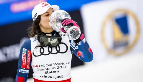epa11992671 Zrinka Ljutic of Croatia celebrates with the women's Slalom discipline leader crystal globe trophy at the FIS Alpine Ski World Cup Finals, in Sun Valley, Idaho, USA, 27 March 2025. EPA/JEAN-CHRISTOPHE BOTT