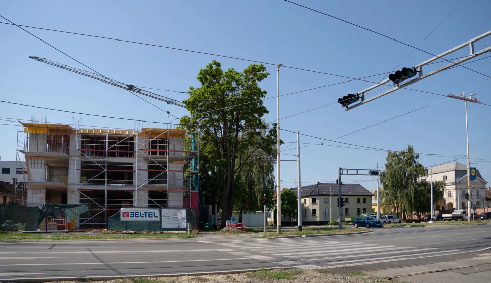 Gradilište stambene zgrade, križanje Strossmayerove i Kanižlićeve (autor: Laura Bunjevac), srpanj 2025.