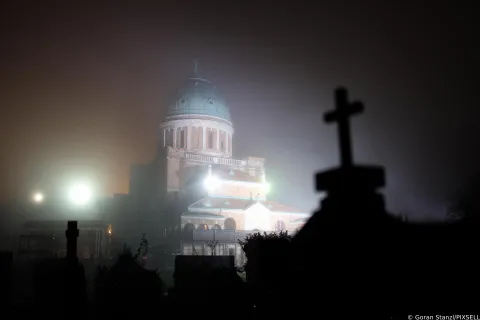 01.11.2024., Mirogoj, Zagreb - Zagrebacko gradsko groblje Mirogoj na blagdan Svih Svetih u jesenskoj maglenoj noci obasjan svijetlom lampasa. Photo: Goran Stanzl/PIXSELL