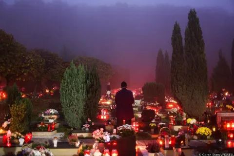 01.11.2024., Krematorij, Mirogoj, Zagreb - Krematorij na zagrebackom Mirogoju na blagdan Svih Svetih u jesenskoj maglenoj noci obasjan svijetlom lampasa. Photo: Goran Stanzl/PIXSELL