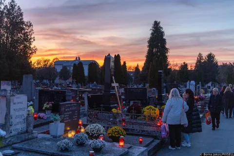 01.11.2024., Osijek - Groblje Sv. Ane u vecernjim satima na blagdan Svih svetih. Photo: Borna Jaksic/PIXSELL