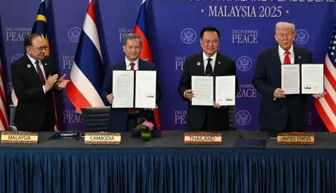 epa12483094 (L-R) Malaysia's Prime Minister Anwar Ibrahim applauds as Cambodia's Prime Minister Hun Manet, Thailand's Prime Minister Anutin Charnvirakul and US President Donald Trump hold up documents during the ceremonial signing of a ceasefire agreement between Thailand and Cambodia on the sidelines of the 47th Association of Southeast Asian Nations (ASEAN) Summit in Kuala Lumpur, Malaysia, 26 October 2025. EPA/MOHD RASFAN/POOL