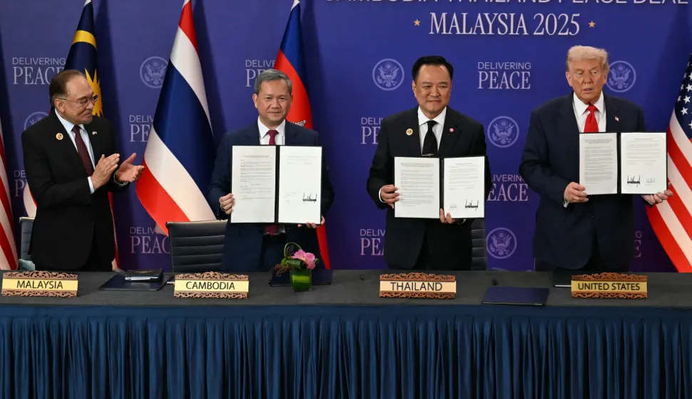 epa12483094 (L-R) Malaysia's Prime Minister Anwar Ibrahim applauds as Cambodia's Prime Minister Hun Manet, Thailand's Prime Minister Anutin Charnvirakul and US President Donald Trump hold up documents during the ceremonial signing of a ceasefire agreement between Thailand and Cambodia on the sidelines of the 47th Association of Southeast Asian Nations (ASEAN) Summit in Kuala Lumpur, Malaysia, 26 October 2025. EPA/MOHD RASFAN/POOL