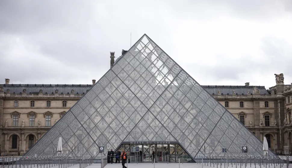 epa12466947 An exterior view of the Louvre Museum a day after a robbery in Paris, France, 20 October 2025. The Louvre Museum was targeted in a robbery by several criminals who smashed windows to steal eight priceless royal pieces of jewelry on 19 October. The Louvre remains closed for a second day running. French Culture Minister Rachida Dati called it 'an attack on France's cultural heritage.' EPA/YOAN VALAT