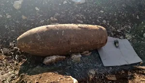 Pula, 26.10.2025.- Akcija onesposobljavanja avionske bombe iz Drugog svjetskog rata, koja je prona?ena na gradili?tu u ulici Vallelunga u Puli prilikom iskopa temelja obiteljske ku?e, uspje?no je zavr?ena te ?e u drugom dijelu akcije biti prevezena na poligon u Li?njan gdje ?e biti uni?tena, potvrdio je to novinarima voditelj Slu?be protueksplozijske za?tite Ravnateljstva policije Tomislav Vukoja. foto HINA/ Daniel Sponza/ ua