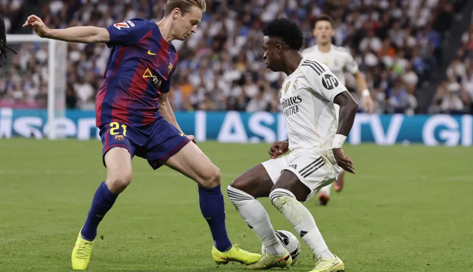 epa12484136 Real Madrid's Vinicius Jr (R) in action against FC Barcelona's Frenkie de Jong during the Spanish LaLiga soccer match between Real Madrid and FC Barcelona, in Madrid, Spain, 26 October 2025. EPA/SERGIO PEREZ