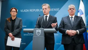 Ljubljana,, 26.10.2025.- Slovenski premijer Robert Golob u nedjelju je prihvatio ostavke dvoje ministara iz njegove vlade, ministrice pravosu?a Andreje Kati? i ministra unutarnjih poslova Bo?tjana Poklukara, koji su se odlu?ili odstupiti nakon ubojstva 48-godi?njeg mu?karca u Novom Mestu. Na slici Andreja Kati?, Robert Golob, Bo?tjan Poklukar i Damjan Petri?. foto HINA/ STA/ lDaniel Novakovic/ ua