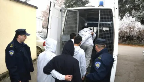 18.12.2016., Nova Gradiska - Prva grupa migranata (njih pet) koji su nocas primljeni u novogradisku Opcu bolnicu nakon pruzene lijecnicke pomoci jutros su policijskim vozilom prepraceni do prihvatnog centra za migrante u Sisku.Photo: Ivica Galovic/ PIXSELL------4 stupca colornovosit